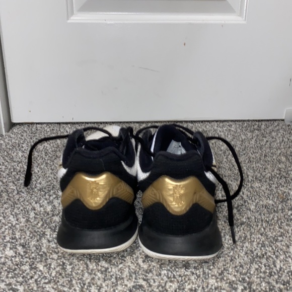 Basketball shoes - Picture 2 of 4